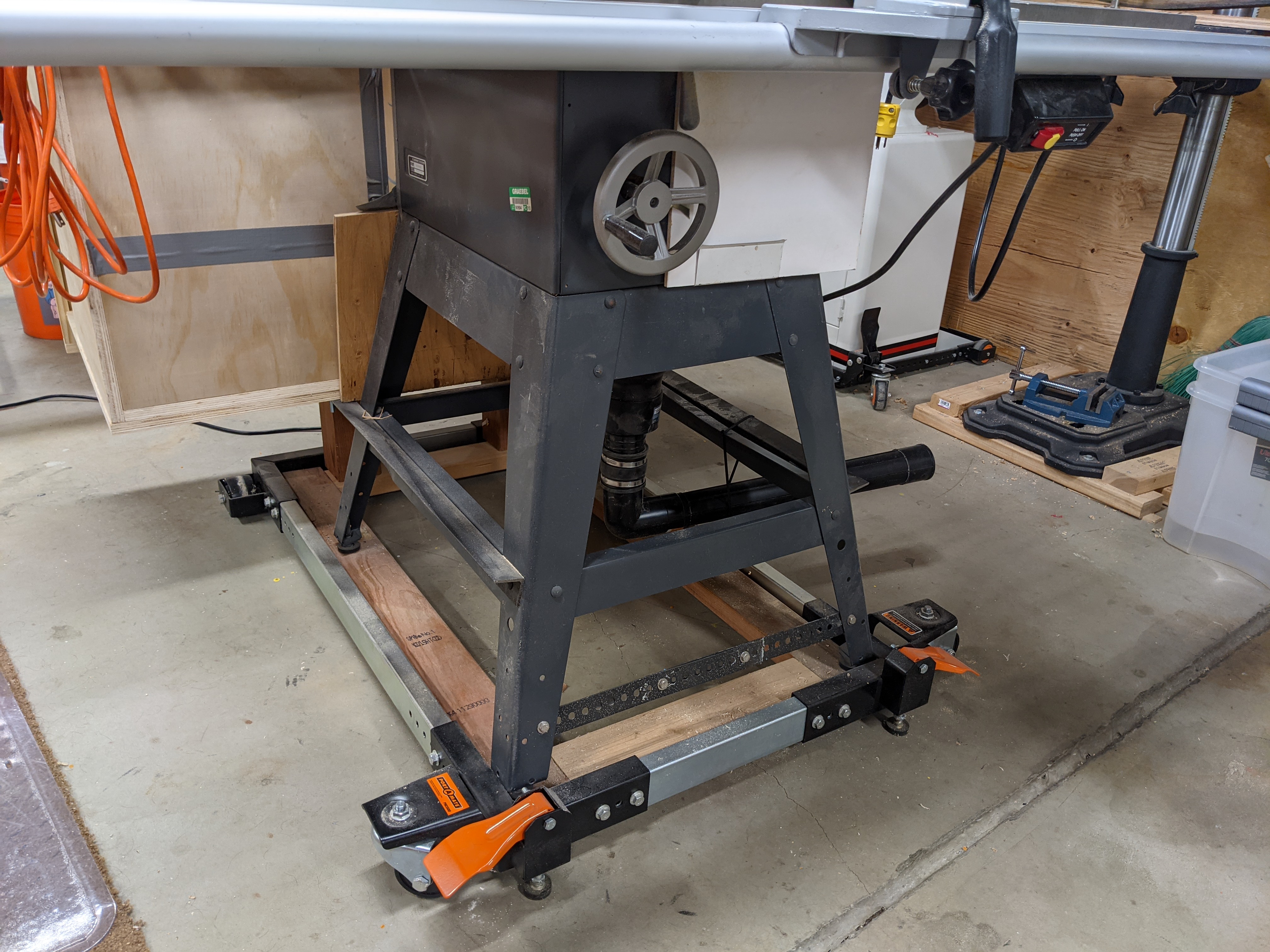 Mobile Base: Table saw base from the front