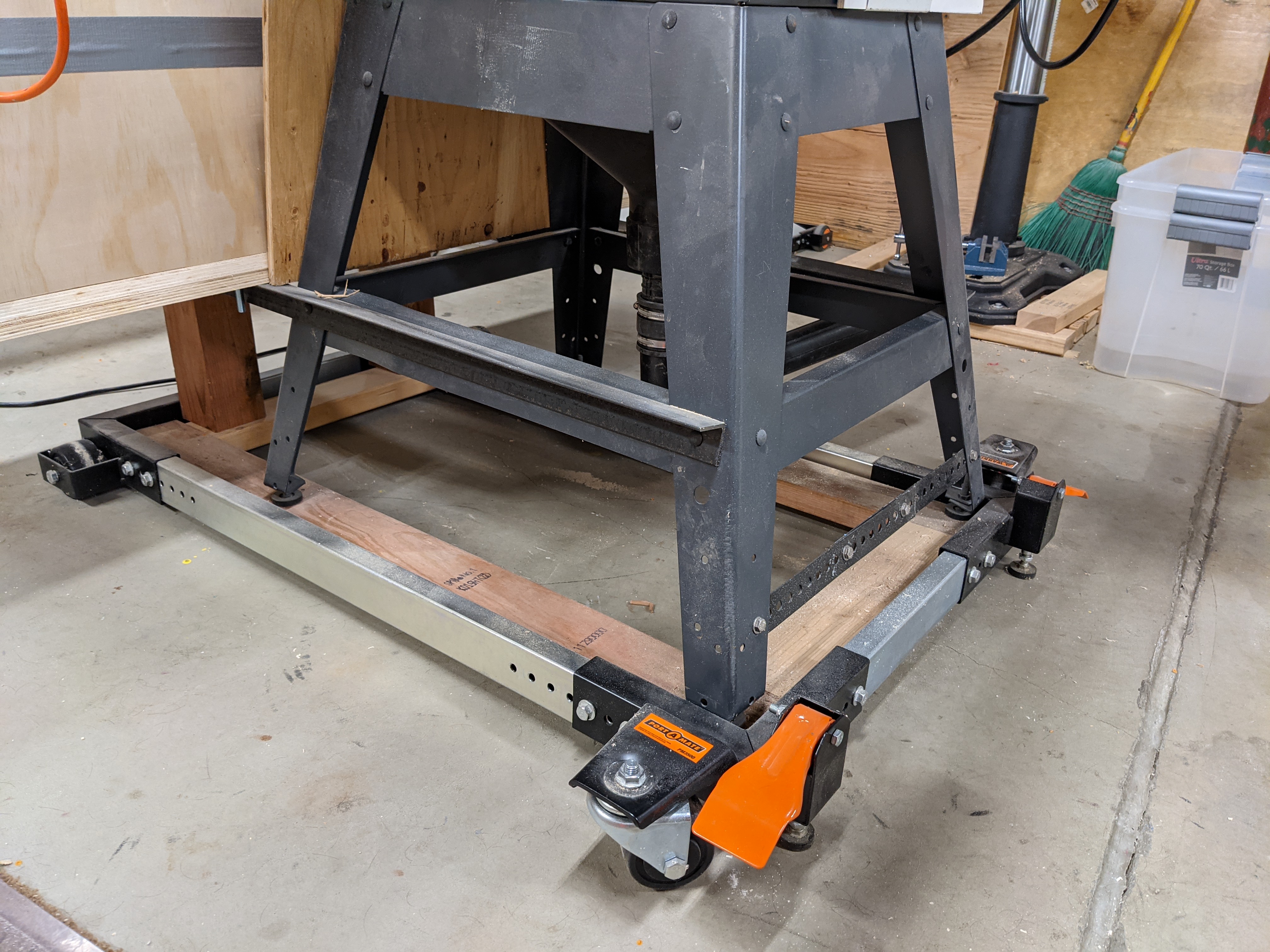 Mobile Base: Table saw base from the side
